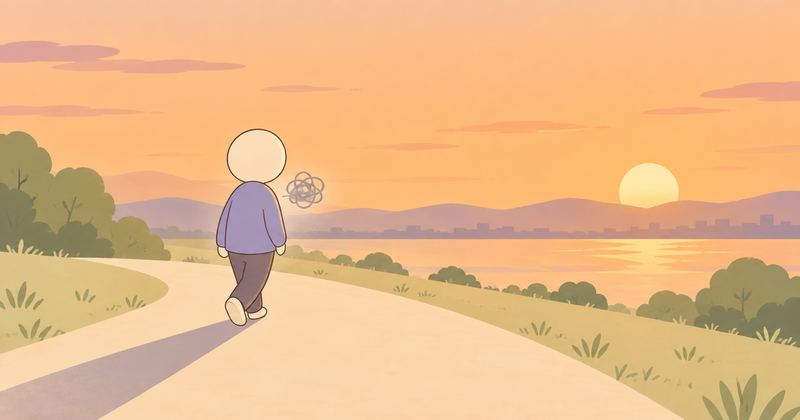 夕暮れの道を歩く人物の頭の横に小さな灰色の渦のもやもやが浮かび、足元に薄い影が伸びている。