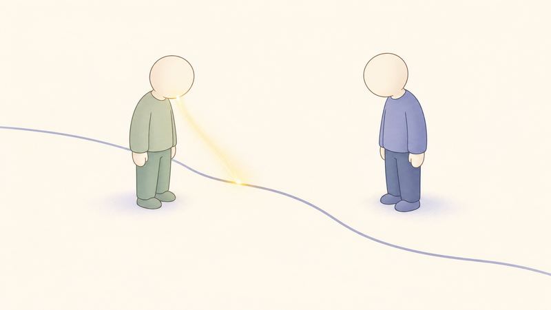 地面を横切る線を挟んで向かい合う2人のうち、手前の人の口元から出た光が線に届きそこだけ黄色く光っている。